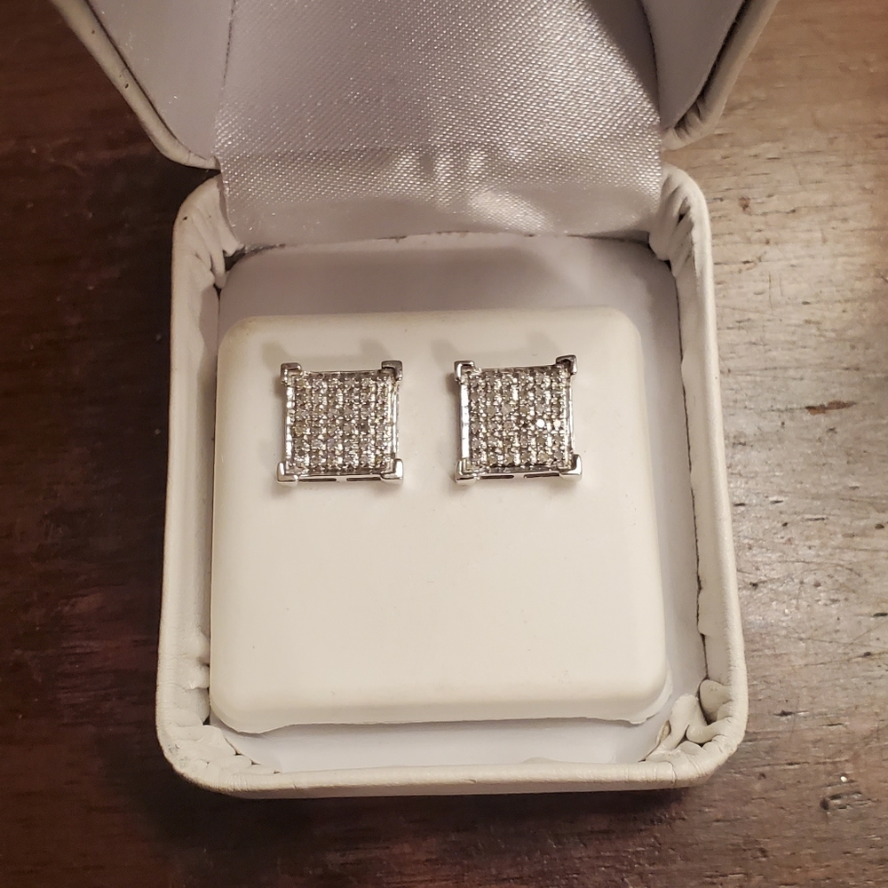 1/6 CT diamond white gold earrings. Brand new.